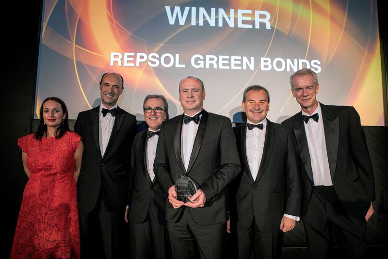  Repsol receives an award for its green bonds that combat climate change