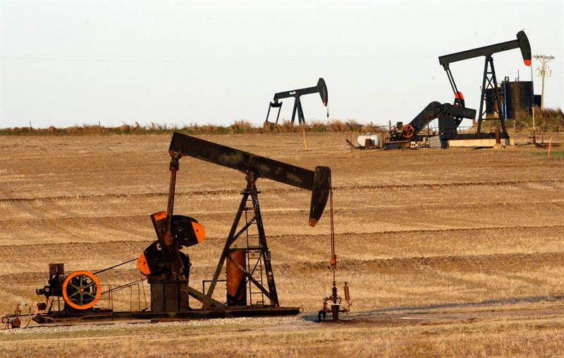  Texas oil opens with a decline of 0.31% to $ 57.02