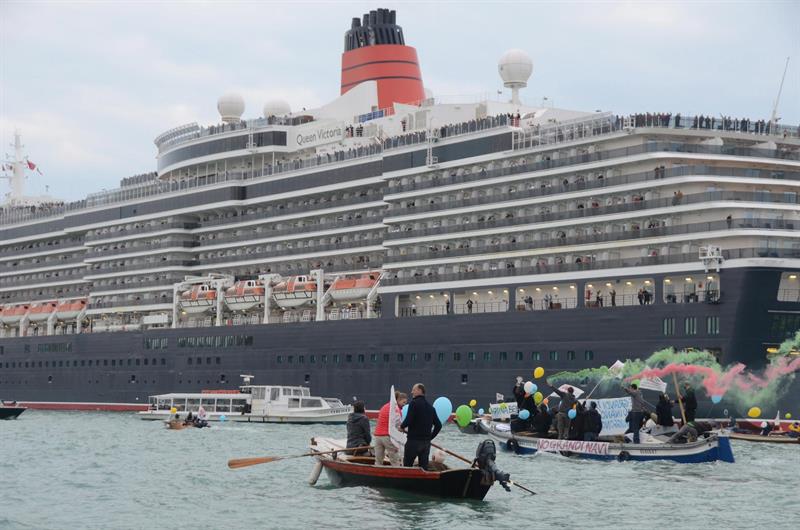  Italy approves a plan to move away from cruise ships in front of Venice